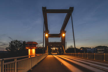 Deutschland, Hamburg, Reiherstiegbrücke in der Abenddämmerung beleuchtet - KEBF01738