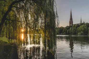 Deutschland, Hamburg, Kuhmuhlenteich und Sankt Gertrud Kirche bei Sonnenuntergang - KEBF01740