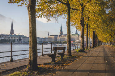 Deutschland, Hamburg, Neuer Jungfernstieg entlang Binnenalster und Innenstadt im Herbst - KEBF01745