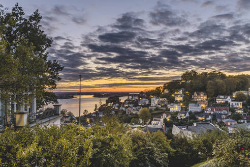 Deutschland, Hamburg, Sullberg bei Sonnenuntergang - KEBF01755