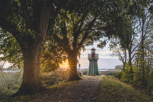 Deutschland, Hamburg, Wilhelmsburg, Leuchtturm Bunthauser Spitze bei Sonnenaufgang - KEBF01770