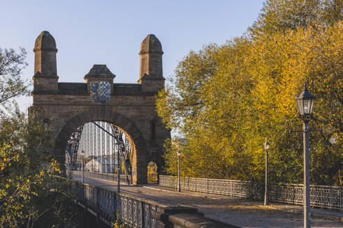 Deutschland, Hamburg, Harburg, Alte Harburger Elbbrücke im Herbst - KEBF01772