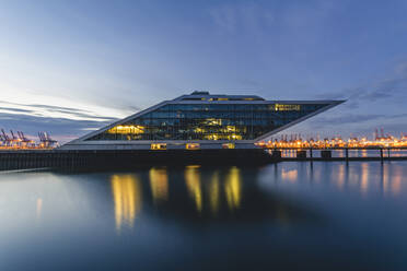 Deutschland, Hamburg, Dockland zur blauen Stunde - KEBF01779