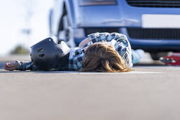 Bewusstloser Junge liegt nach Autounfall auf der Straße - GGGF00848