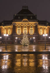 Deutschland, Hamburg, Laeiszhalle, Weihnachtsdekoration in der Stadtstraße - RJF00840