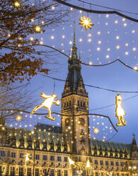 Deutschland, Hamburg, Rathaus und Weihnachtsdekoration in der Stadtstraße - RJF00843