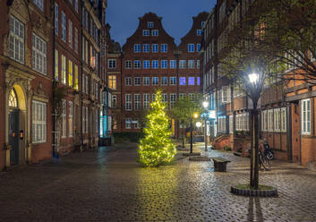 Deutschland, Hamburg, Komponistenviertel und Weihnachtsdekoration in der Stadtstraße - RJF00844