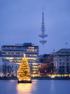 Deutschland, Hamburg, Binnenalster, Heinrich-Hertz-Turm, See- und Stadtansicht mit Weihnachtsdekoration - RJF00848