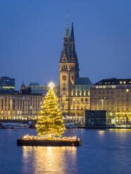 Deutschland, Hamburg, Binnenalster, Rathaus, See und Stadtansicht mit Weihnachtsdekoration - RJF00849