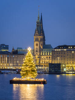 Deutschland, Hamburg, Binnenalster, Rathaus, See und Stadtansicht mit Weihnachtsdekoration - RJF00849