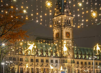 Deutschland, Hamburg, Rathaus und Weihnachtsdekoration in der Stadtstraße - RJF00850