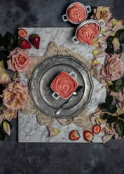 Draufsicht Komposition mit köstlichem hausgemachtem Erdbeersorbet, serviert auf einem Tisch mit frischen Beeren und Rosenblüten - ADSF20002
