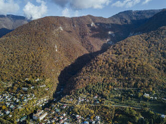 Georgien, Abchasien, Gagra, Luftaufnahme der Stadt im Tal - KNTF06131