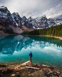 Ein Mann steht auf einem Felsen am Ufer des Moraine Lake, Banff National Park - CAVF91676