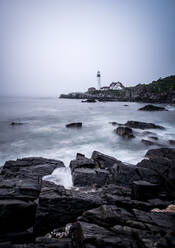 Nebliger Morgen vor der Küste von Maine mit dem Portland Head Light - CAVF91681