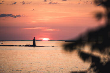 Sonnenaufgang über einem Insel-Leuchtturm vor der Küste von Maine - CAVF91684