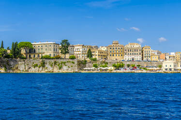 Gebäude am Meer gegen blauen Himmel an einem sonnigen Tag, Korfu-Stadt, Griechenland - MHF00543