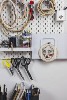 Nahaufnahme verschiedener Arbeitsgeräte an der Wand im Atelier - MGRF00129