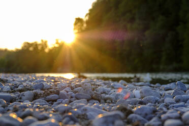 Kieselsteine am Isarufer bei Sonnenuntergang, Bayern, Deutschland - LBF03309