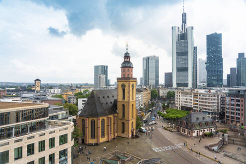 Deutschland, Frankfurt, Hauptwache, Luftaufnahme der St. Katharinenkirche und des Finanzviertels - TAMF02740