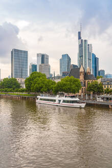 Deutschland, Frankfurt, Blick auf Fluss, St. Leonhardskirche und Finanzviertel - TAMF02743