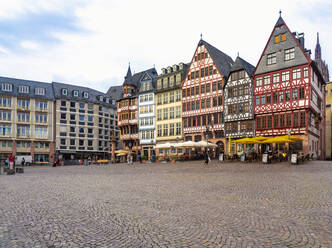 Deutschland, Frankfurt, Römerberg, Altstädter Platz mit Fachwerkhäusern - TAMF02744