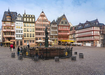 Deutschland, Frankfurt, Römerberg, Gerechtigkeitsbrunnen auf Altstadtplatz mit Fachwerkhäusern - TAMF02746