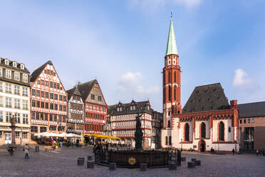 Deutschland, Frankfurt, Römerberg, Gerechtigkeitsbrunnen auf Altstadtplatz mit Fachwerkhäusern - TAMF02749