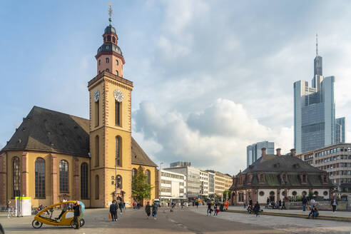 Deutschland, Frankfurt, Hauptwache, Tiefblick auf St. Katharinenkirche und Finanzviertel - TAMF02752