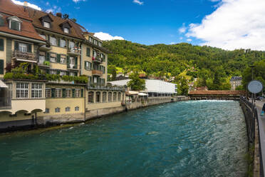 Holzbrücke über den Fluss bei alten Gebäuden in Thun, Schweiz - TAMF02759