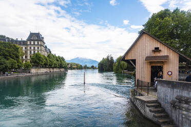 Die Aare fließt gegen den bewölkten Himmel in Thun in der Schweiz - TAMF02763