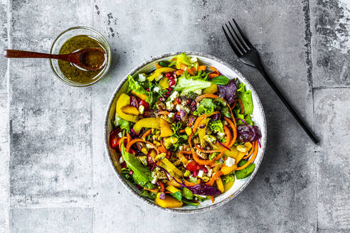 Mixed lettuce with bell pepper, feta, pistachios, tomatoes, pomegranate seeds, persimmon and dressing - SARF04649