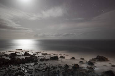 Wolken und Mond über dem Meer bei Nacht - SIEF10073