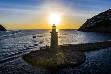 Spanien, Balearische Inseln, Andratx, Blick aus dem Hubschrauber auf den Leuchtturm von Port D Andratx bei Sonnenuntergang - AMF08966