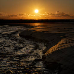 UK, Wales, Pembrokeshire, Freshwater West Strand bei Sonnenuntergang - ALRF01787