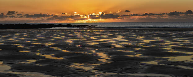 UK, Wales, Pembrokeshire, Freshwater West Strand bei Sonnenuntergang - ALRF01788