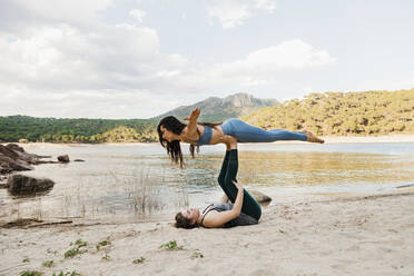 Junge Frauen beim Acroyoga - MRRF00808