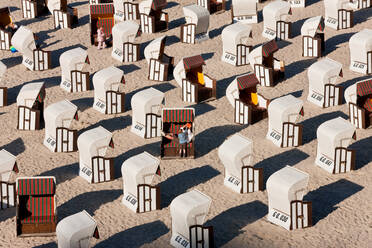 Strandkörbe mit geflochtenen Sitzen, Sellin, Insel Rügen, Ostseeküste, Mecklenburg-Vorpommern, Deutschland - MINF15555