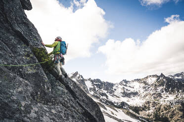Man lead climbing on alpine rock route in Washington - CAVF91740