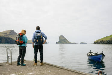 Unbekannte Wanderer stehen auf einem Steg am Meer - CAVF91761
