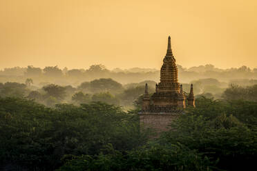 Pagode gegen den klaren orangefarbenen Himmel bei Sonnenaufgang, UNESCO, Bagan, Myanmar - CAVF91804