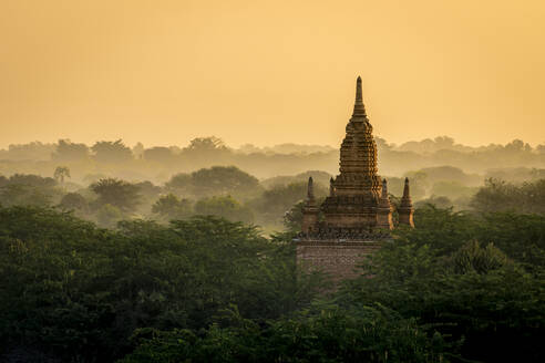 Pagode gegen den klaren orangefarbenen Himmel bei Sonnenaufgang, UNESCO, Bagan, Myanmar - CAVF91804