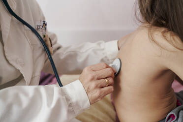 Detail of a pediatric doctor's hand examining a child with a ste - CAVF91807