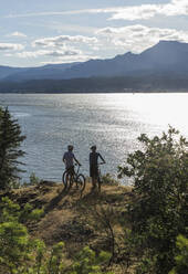 Ein junges Paar genießt den Blick auf den Columbia River beim Radfahren in OR. - CAVF91848