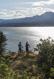 Ein junges Paar genießt den Blick auf den Columbia River beim Radfahren in OR. - CAVF91848