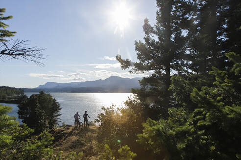 Ein junges Paar genießt den Blick auf den Columbia River beim Radfahren in OR. - CAVF91850