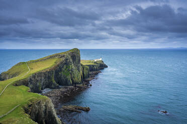 Fernsicht auf den Leuchtturm von Neist Point, Isle of Skye, Schottland, UK - CAVF91867