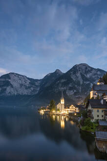 Evangelische Pfarrkirche am Hallstatter See vor Bergkulisse in der Dämmerung, Hallstatt, Österreich - CAVF91869