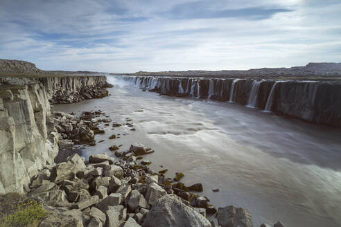 Landschaftlicher Blick auf den Selfoss-Wasserfall am Fluss Jokulsa a Fjollum gegen den Himmel, Nordisland - CAVF91870