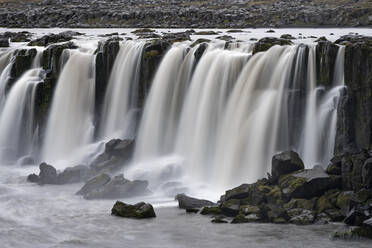 Landschaftlicher Blick auf den Selfoss-Wasserfall am Fluss Jokulsa a Fjollum, Nordisland - CAVF91884